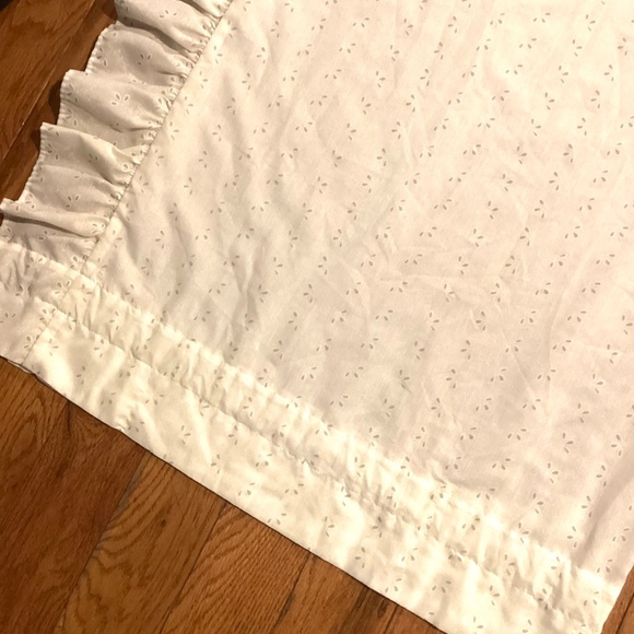 2 Pairs of vintage white/cream ruffled floral curtains - Picture 7 of 9